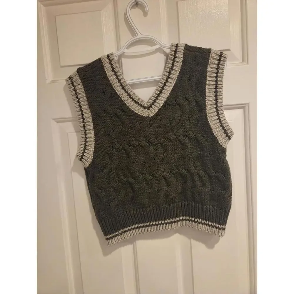 Crescent-  size medium -Green and Cream Cable Knit Sleeveless Sweater Vest - Picture 8 of 8